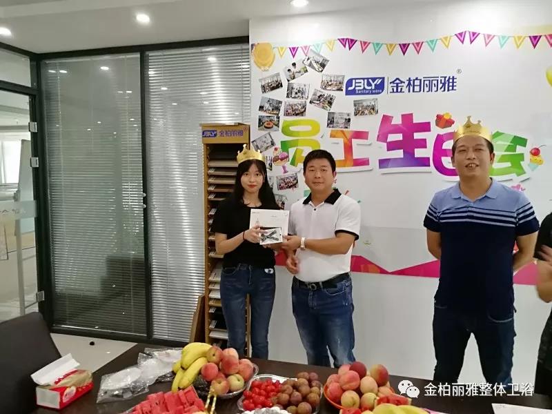 金柏丽雅招商部颜值担当——陈晓敏