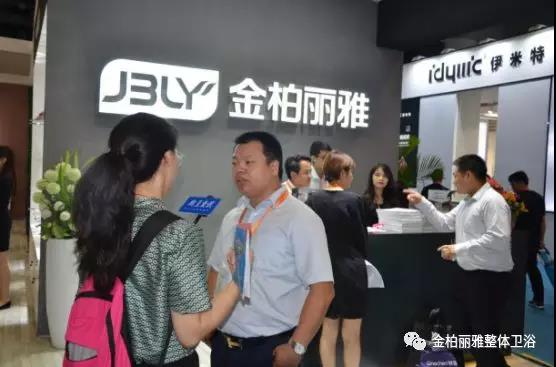 各路媒体争相报道 各路媒体争相报道