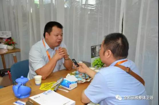 各路媒体争相报道 各路媒体争相报道