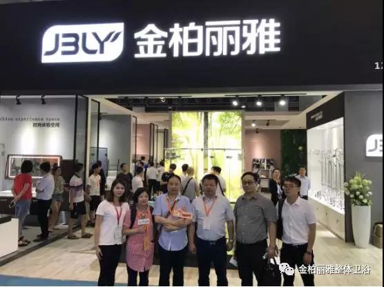 各路媒体争相报道 各路媒体争相报道