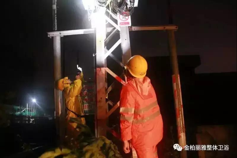 致敬逆风而行的人:“山竹”不可爱,但你们很可爱! 致敬逆风而行的人:“山竹”不可爱,但你们很可爱!