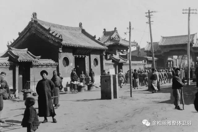 926年营口天后宫大道上的景象，前行的是东北军