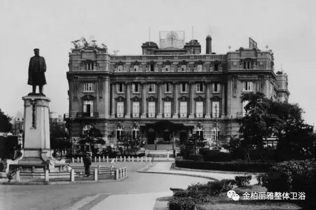 1920年代，大连“中央大广场”的“五国饭店”门前