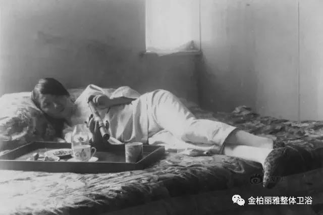 满洲烟馆里吸食鸦片的女子
