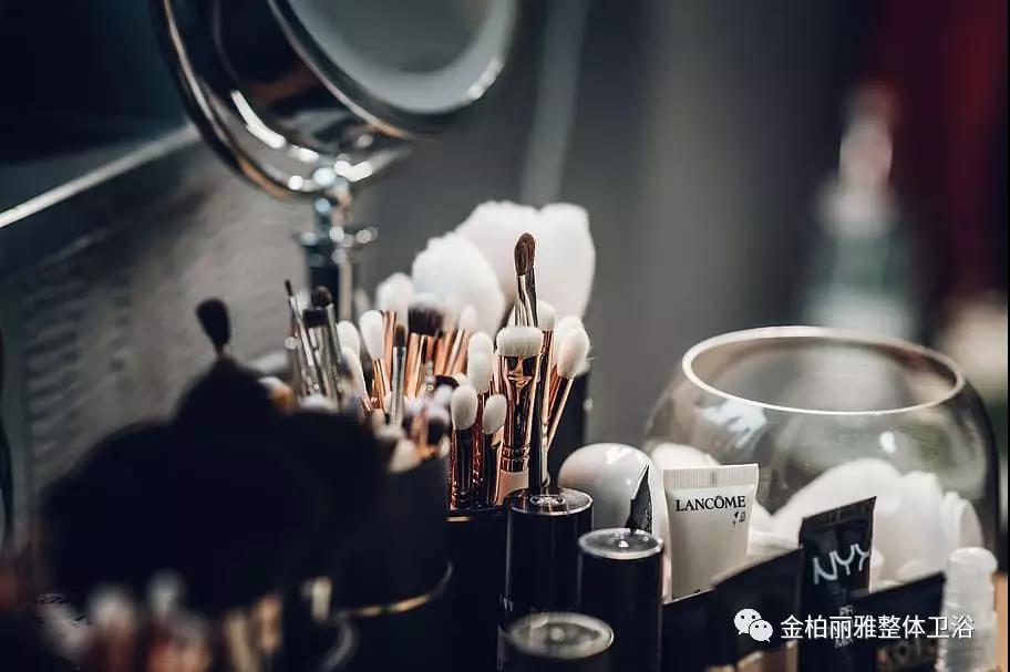 化妆品可以放在浴室吗