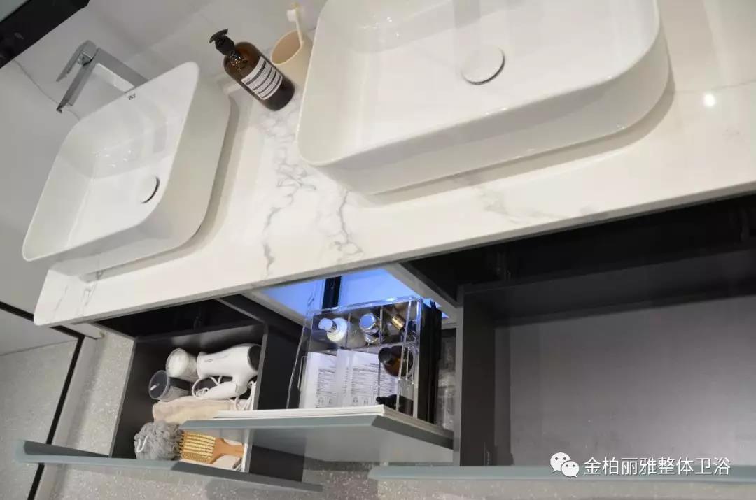 化妆品可以放在浴室吗